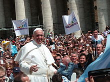 Francis-with-crowd